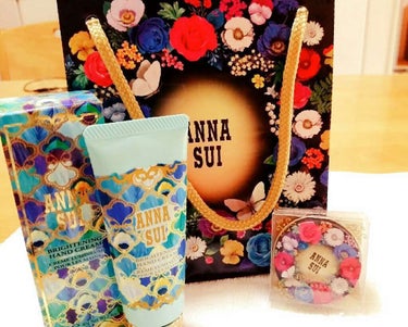 ANNA SUI
左から　ブライトニング　ハンドクリーム
　　　　リップバームUV
ハンドクリームは私には香りが強く少々苦手です。付けすぎると香水のようになってしまいます。肌につけるとスゥーとなじみます