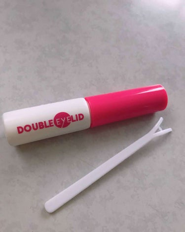 ダイソーで購入した double eye lid 
アイプチです。

アイプチのテープや絆創膏などは
使用したことがありますが
初めてリキッドタイプを
購入してみました！

100均のなので 荒れたりす