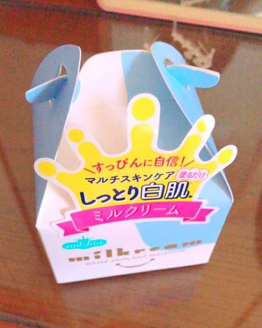 昨日に続いて！
最近話題になってるミルスキンからでてるミルクリームを気になって購入しました。

これひとつで乳液 美容液 クリーム 化粧下地 肌色トーンアップの5役の効果があります。
メイクの時短にもな