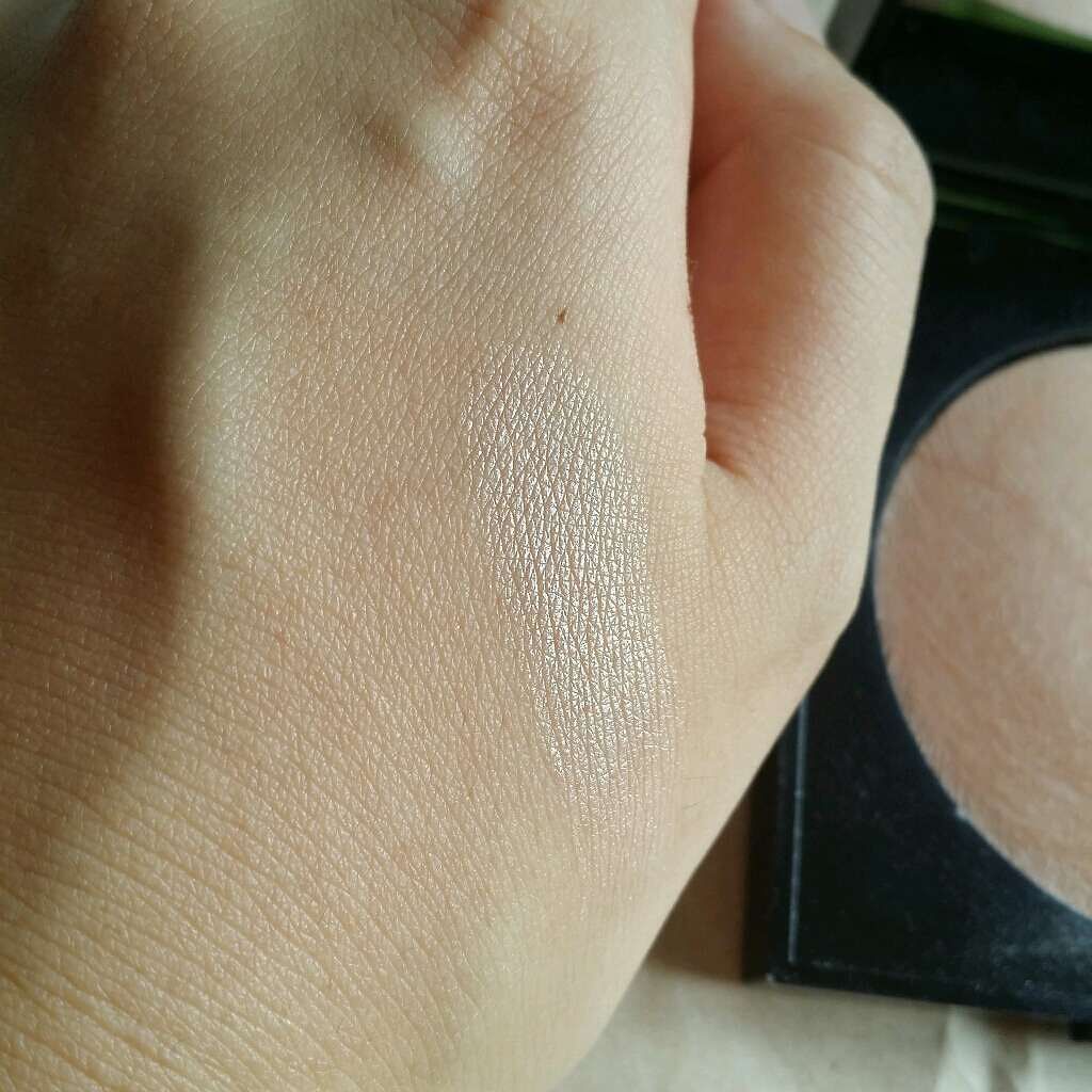 マットラディアンス ベイクドパウダー ハイライト01/ローラ メルシエ/パウダーハイライトを使ったクチコミ(3枚目)