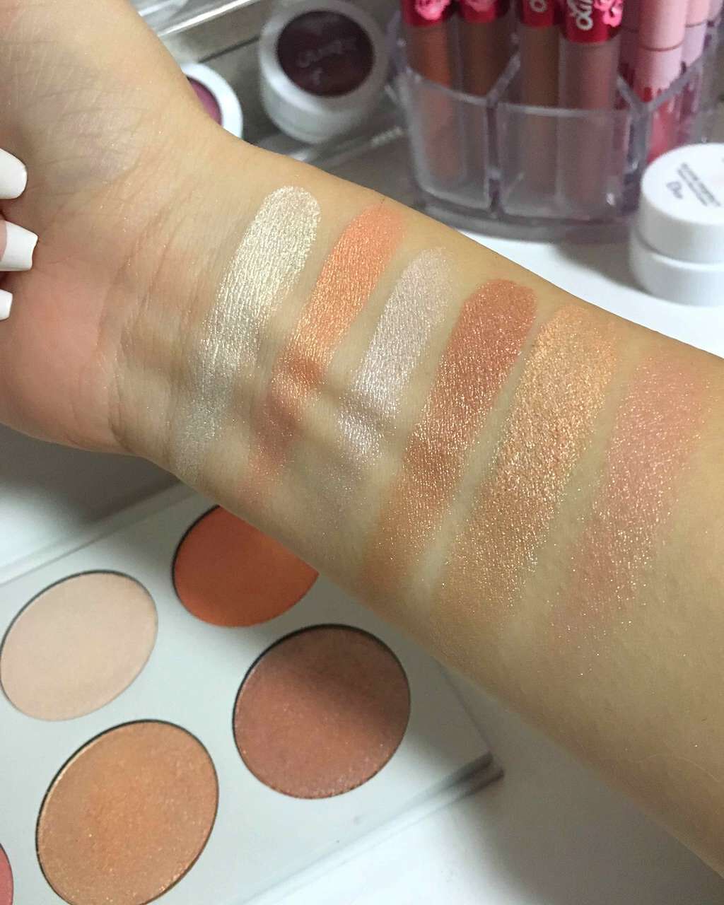 ColourPop GIMME MORE プレスト パウダー ハイライターのクチコミ「カラーポップのハイライトパレット✨🤤

本当に綺麗🤤👌✨

以前ちらっと紹介しましたが
とても.....」（3枚目）