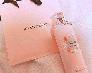 

JILLSTUART リラックス
ボディミルク R を買いました＊

チュベローズ＆ローズの香りです！

使ってみると結構いい匂いです(^o^)o
この匂いが苦手かもって言う方は、
あんまりオススメ