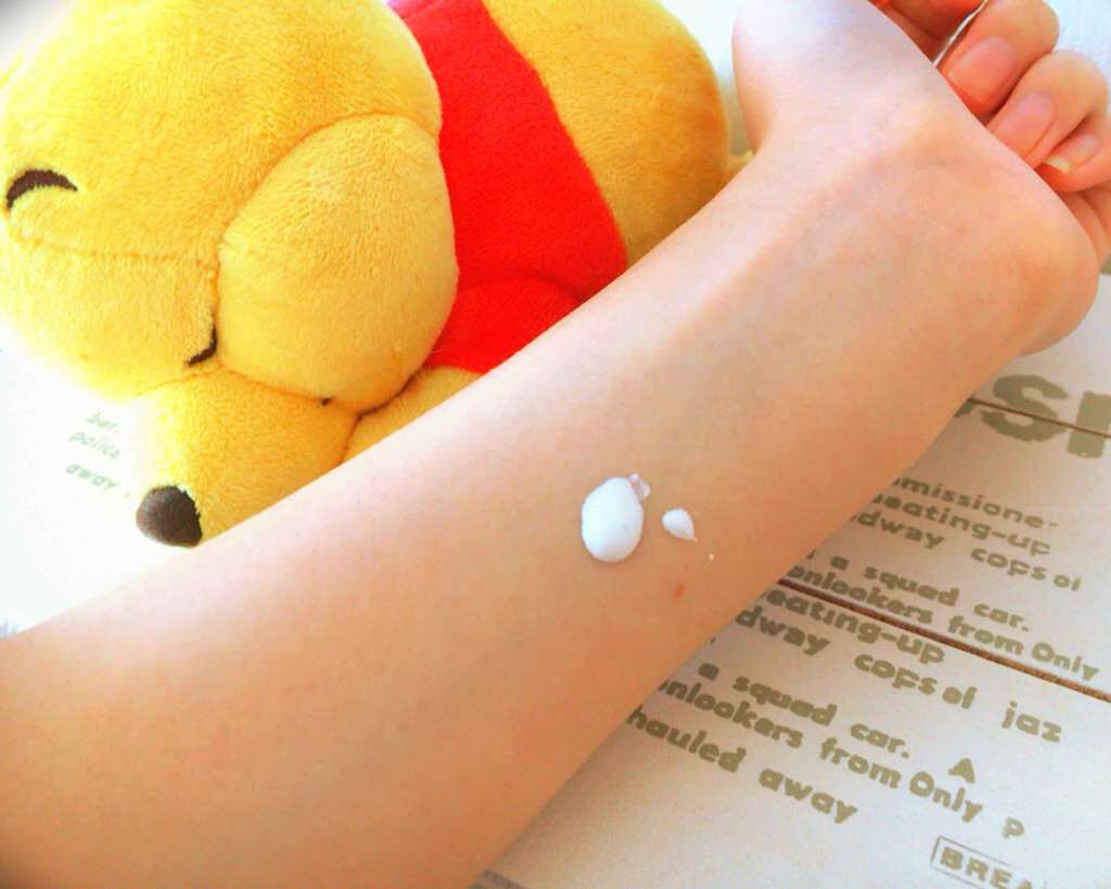 ESPRIQUE ツヤ・ハリ仕上げ 発光下地のクチコミ「艶肌にしたい日に下地として使ってます🐶

細かいラメが入っているので上品な艶がでます！

私は.....」（2枚目）