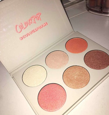 ColourPop GIMME MORE プレスト パウダー ハイライターのクチコミ「カラーポップのハイライトパレット✨🤤

本当に綺麗🤤👌✨

以前ちらっと紹介しましたが
とても.....」（1枚目）