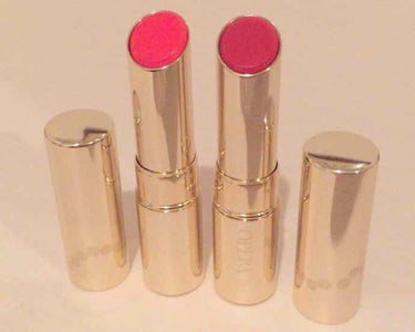 オペラのリップティント01番レッドと05番のコーラルピンクのレビューです💄💗
1枚目の画像は左が05番で右が01番です😊
01番は初めて買いました！05番はリピ買いで2本目です！！💓
私は唇の内側だけを