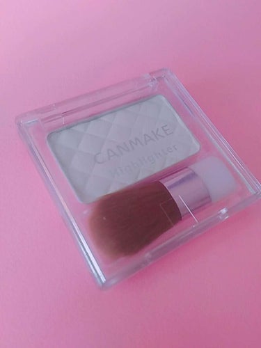 CANMAKE ハイライター 01

これは私が昔から使っているハイライトで、とても使いやすいです💞

小さいパールが入っていて、肌をキレイに見せてくれます！

ブラシもたくさん粉をつけすぎてしまうこと