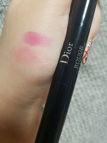 
⭐Dior ルージュグラディエント 755 レッド

Diorのグラデ用リップです😊
薄いピンクの方を唇全体に塗り濃い赤を真ん中にポンポンのせて境目をぼかすとグラデーションリップが簡単に完成します💞
