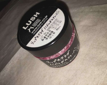 LUSH リップスクラブ ガムフレーバー

私はとても唇が荒れやすいので定期的にこれを使ってケアしています！
薄皮がポロポロ落ちてくれるのでリップのノリがとてもよくなります☺️
また、とてもいい匂いです