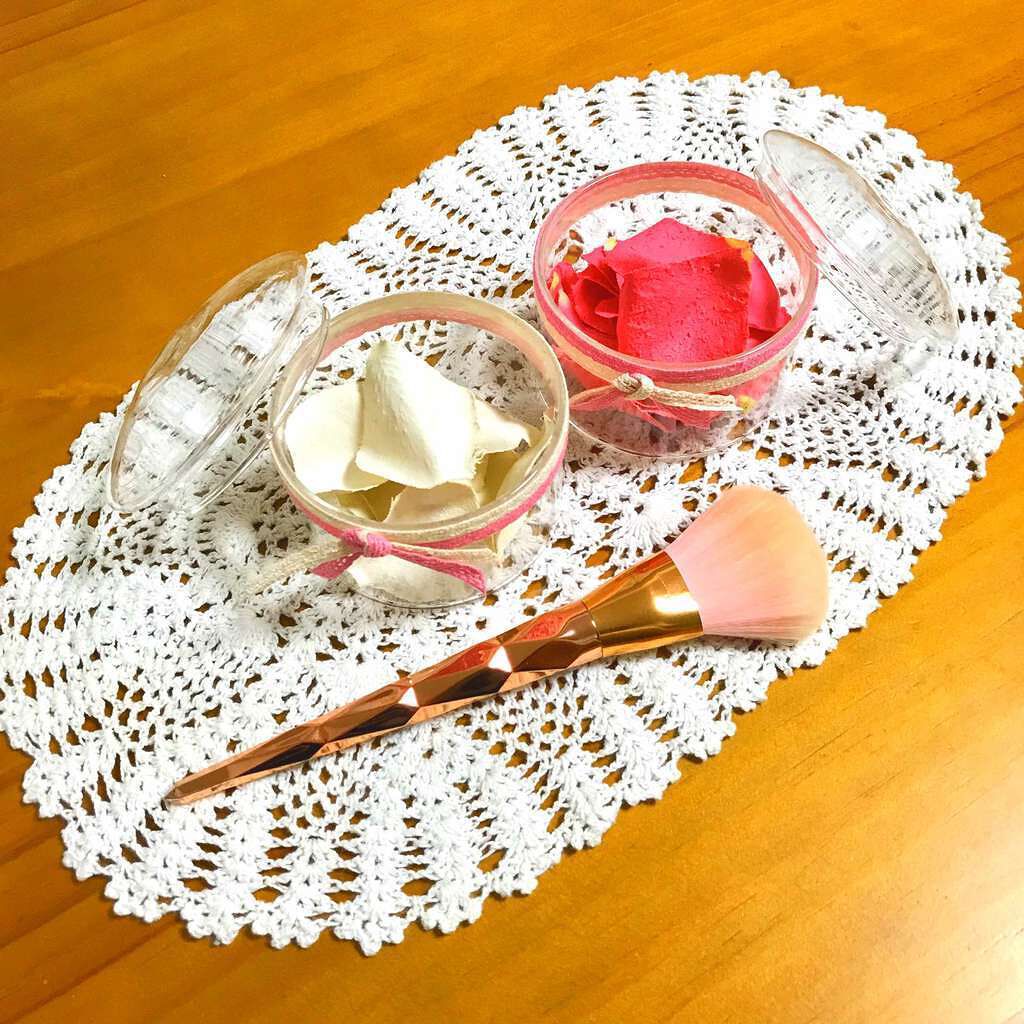 アラフィフっす💋 on LIPS 「花びらチーク作ってみました😊🌸用意するもの🌸⚪︎フェイクフラワ..」(1枚目)