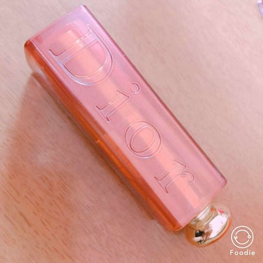 🌻 DIOR Addict GLITTERCOLLECTION 011

口紅自体に小さなラメがビッシリ入っていて、
これを塗れば本当に唇がキラキラっとして、とても可愛らしい唇になります。

写真は2枚