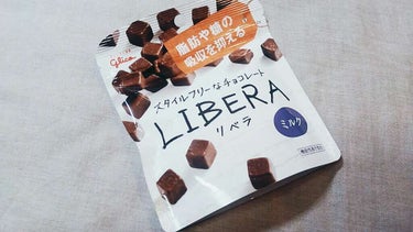 LIBERAのチョコレートです！
普通のチョコとは違い...
脂肪燃焼してくれるチョコレートです

裏の説明欄のところには、、
目安は1日ひと袋で普段食べているチョコレートに置き換えて食べるものです！
