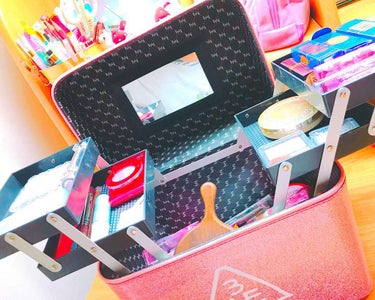 3CE MAKEUP BOXのクチコミ「3CE makebox❤️
蛍光ピンクで可愛い💖
上の部分はビヨーンって横に伸びて見やすいよ！.....」（3枚目）