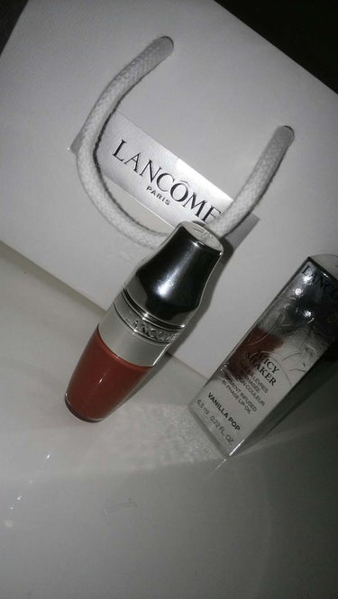 初投稿です🙌🙌✨



私はこのLANCOMEのリップでデパコスデビューしました👏👏💓

252のヴァニラポップを購入しましたが、名前の通りバニラのいい香りがします💓💓

付けるととてもぷるっぷるな唇に