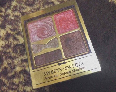 最近使っているSweetSweetのアイシャドウです！秋冬に便利な色合いでピンクは腫れぼったくならないのでオススメです！！
リボンの所は涙袋に丁度いい色で好きです！
出遅れなんですけどよかったので載っけ