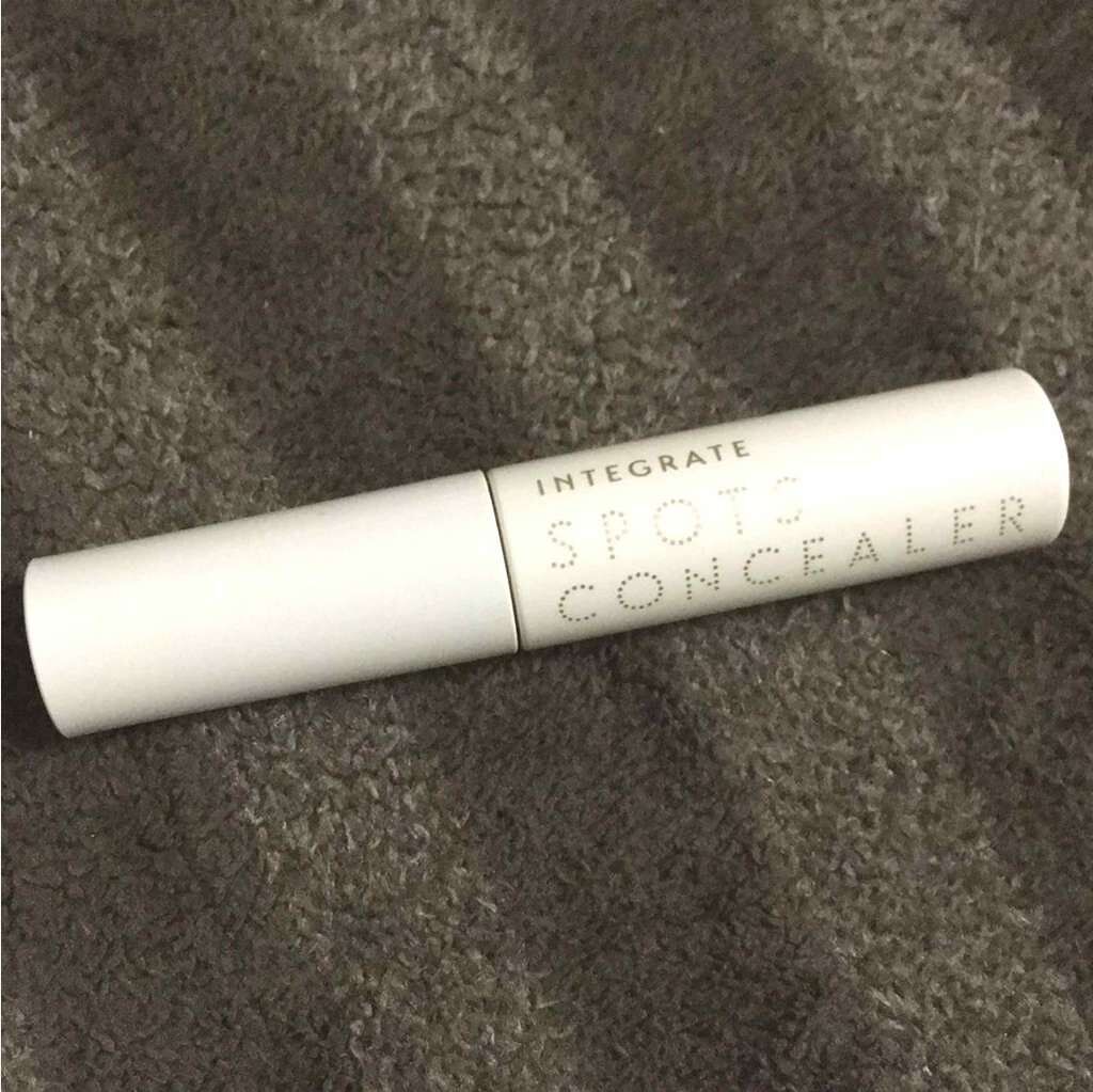 わたしは青クマがとてもひどく、
いろいろなコンシーラーを使ってみて
シワになったり、涙袋の溝に入ってダマになったりと苦労をしていました😢

しかし、こちらの商品はしっかりとカバー力があるのに乾燥して目の下にムラが出来ることがありませんでし