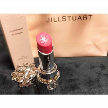 ⭐︎JILL STUART

⭐︎リップブロッサム 34番

🌟肌馴染みのいいピンク色
・どんなメイクにも合う肌馴染みのいいピンクです。様々な場面で役に立つ1本かなと思いました。

⭐︎キラキラのラメ
