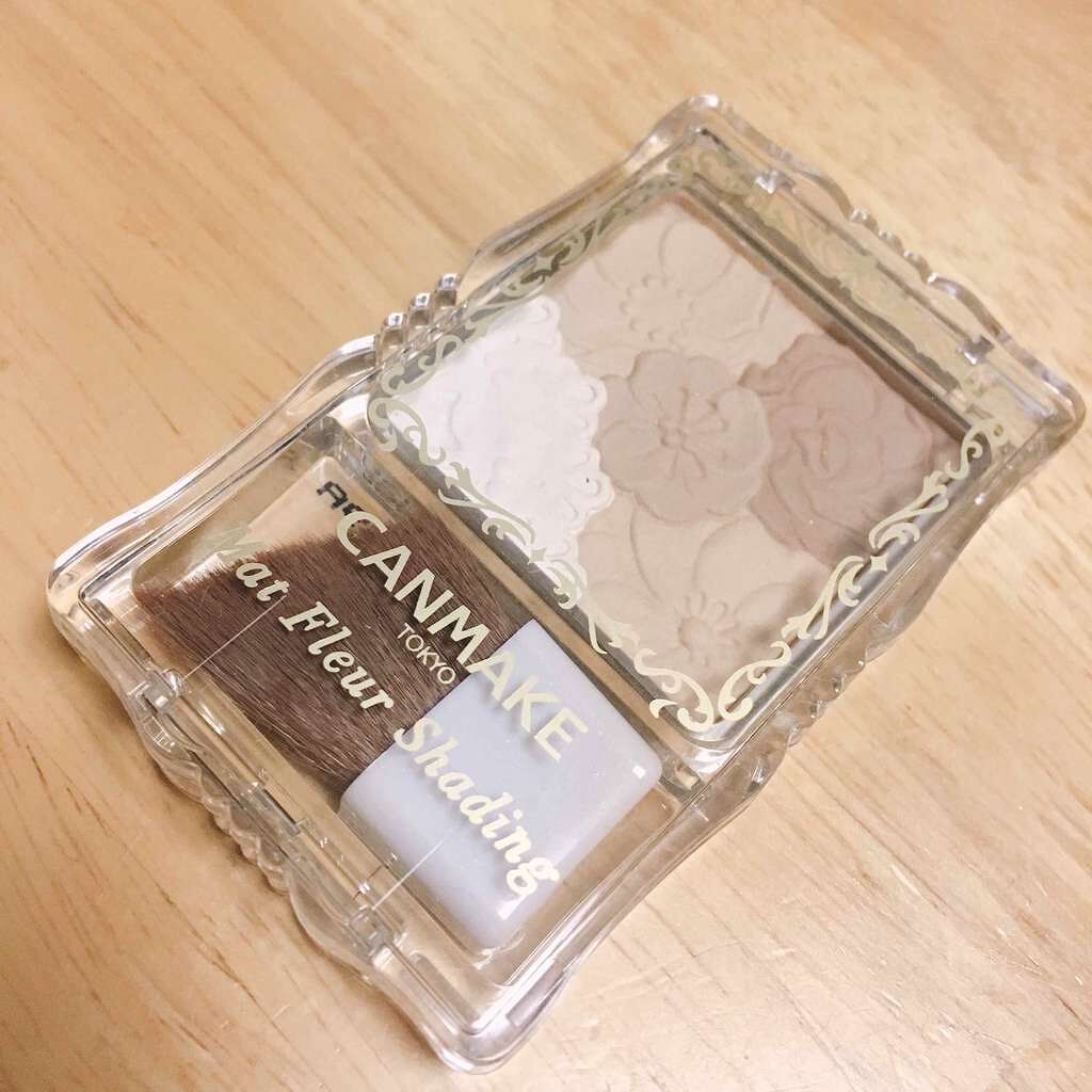 ブルベ肌なので青みがかった茶色の01番を使用しています！

自然なシェーディングになるのはもちろん、これ一つでハイライト、ノーズシャドウにも使えます！
ポーチの中がすっきりしました👝✨