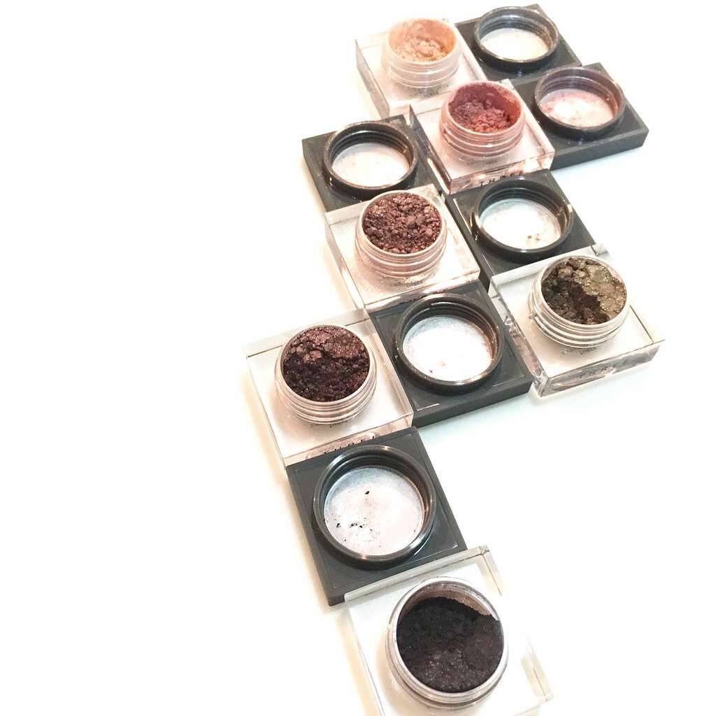 シマリングカラーヴェール ステートメント/THREE/単色アイシャドウを使ったクチコミ(2枚目)