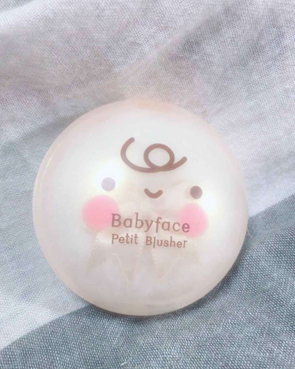 ベビー フェイス プチ ブラッシャー#03のロマンチックローズ です！
このチークは発色がとても良いことの他にラメが少し入っていて塗るとキラキラしてとても可愛いです🙌✨

このチークには専用のパフが付いているのですが、このパフで付けると発