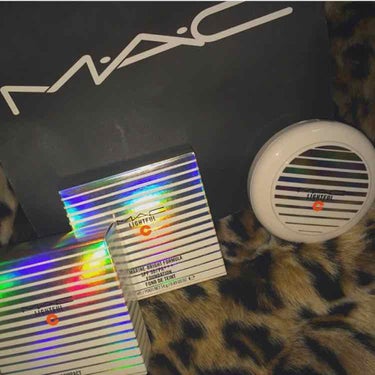 MACのライトフルCパウダーファンデーションです💖❕

カラー転換が多くて自分に合ったファンデーションを選ぶことができます👌🏻💫

カバー力があるっていうよりは
ふわっとした印象にみせてくれるような気が