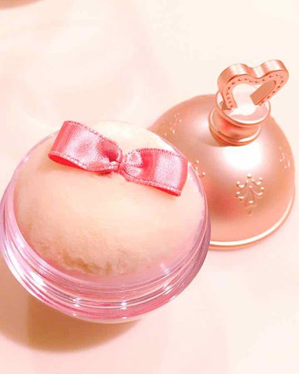 レ・メルヴェイユーズ ラデュレ パウダー チーク カラーのクチコミ「ラデュレのパウダーチークカラー02
まず見た目がすごくかわいいですよね!
パフが柔らかくて.....」(2枚目)