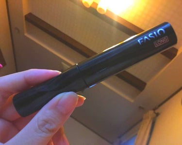 私はボリュームよりも、長さがでるマスカラが
欲しくて、Revlonの赤のマスカラを購入しました。
けれど、ダマになりやすく、乾きにくく、まぶたについてしまうことが多々あり、、
新しいマスカラを買おうと思