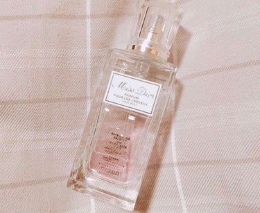 Dior / ディオール
ミスディオール  ヘアミスト

お誕生日に頂いたこちら😊💓

女性らしいフローラルな香りです💐✨
ヘアミストなのでキツくもなく、
でも香りの持続力もある方だと思います！
朝つけ