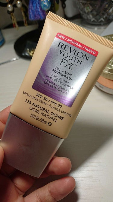 REVLON ユース エフエックス フィル＋ブラー ファンデーションのクチコミ「色は175ナチュラルオークルです。
ややムースっぽいテクスチャーで、付けるとしっとりします♪
.....」（1枚目）