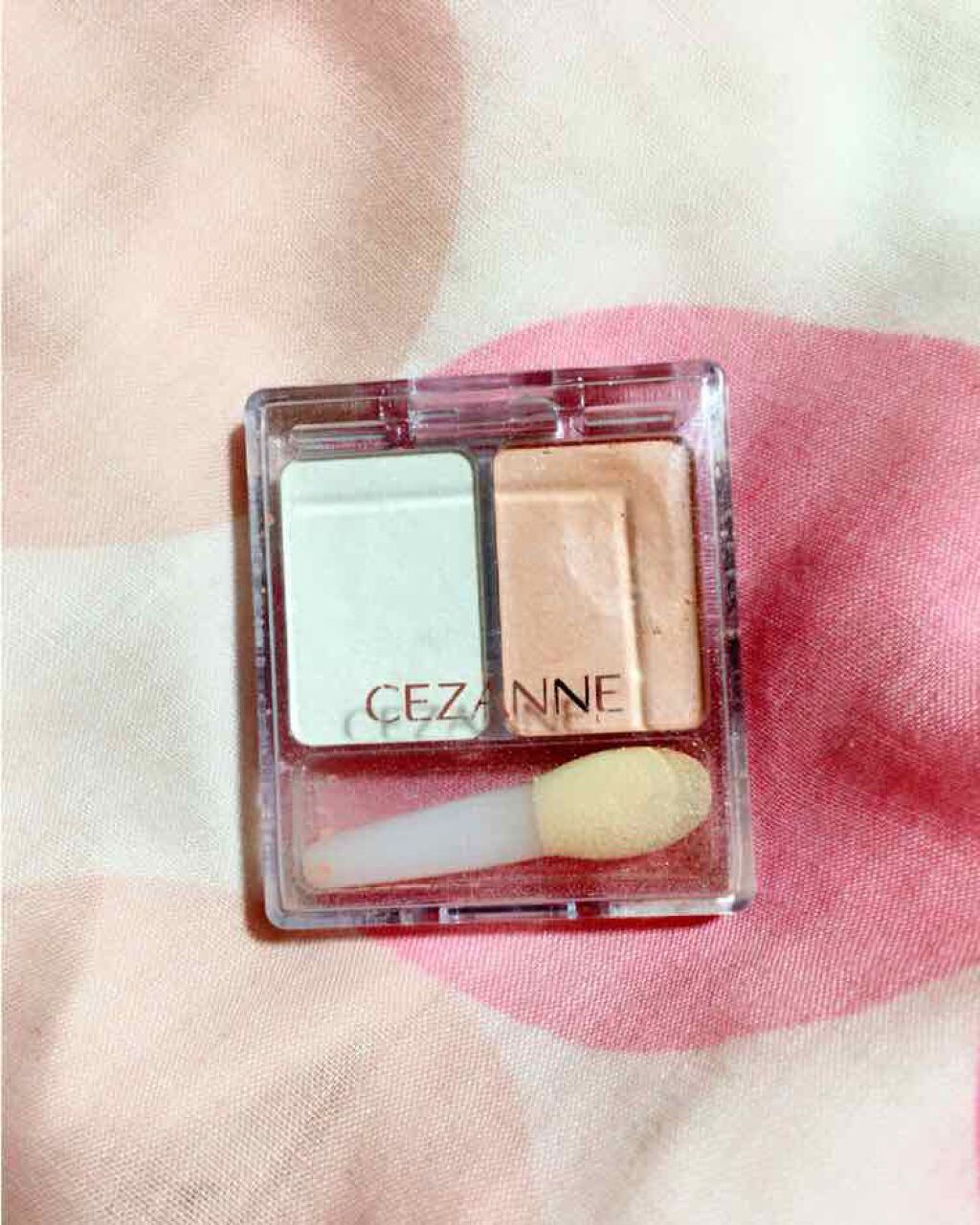 商品・セザンヌ ツーカラーアイシャドウ 5

値段・380円

パキッとした発色のアイシャドウが欲しい人や好む人はオススメをしません。

薄めの発色なのでナチュラルなメイクをしたい人にはオススメです😊
薄めの発色といってもやはりつけるとつ