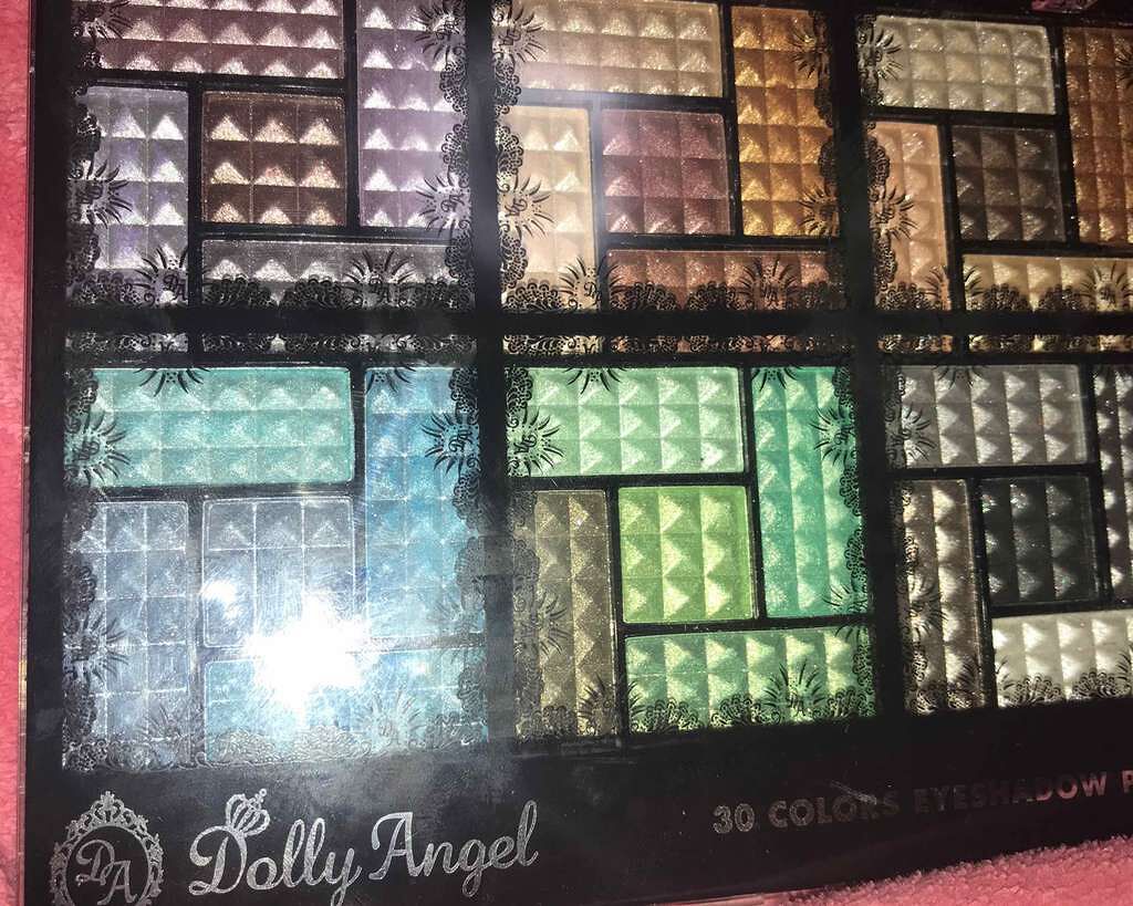 30COLORSEYESHADOWPALETTE/Dolly Angel/アイシャドウパレットを使ったクチコミ(1枚目)