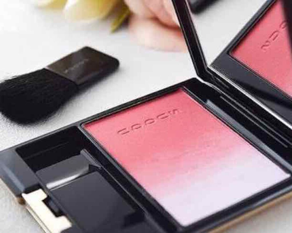 SUQQUのコスメはこちらが初めての購入でしたが、6番春霞を購入し、2ヶ月ほぼ毎日使っています(^^)
色味が優しく発色もいい🙆🏻
大ファンになりました✨
そしてパッケージが驚くほど薄い！
持ち運びにもありがたいです。
もう1色購入しよ