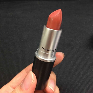 MAC SATIN lipstickのMOCHAのカラー。秋色のブラウンリップを探していた時に、インスタグラムで長谷川ミラさんが紹介していたため購入。そこまで茶色という感じではなく、とても使いやすい。レ