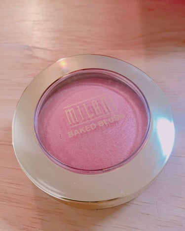 MILANIのBAKED BLUSHというチークです
チークといえば、MILANI！
MILANIといえばチーク！
って言われるようなアイテムです。

モチも発色も普通のパウダーチークと同じくらいです
