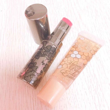 初投稿は大好きなコラボを紹介します！

☆ヴィセ リシェ 💄¥1500
カラーポリッシュリップスティックOR220

こちら1度塗りでもかなり発色します！
私はあまりパキッとしたオレンジカラーは似合わな