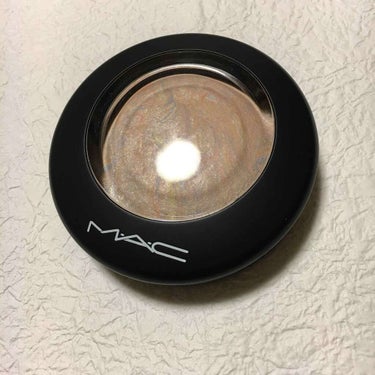 <MAC ミネラライズスキンフィニッシュライトスカペード>
この商品は私の好きなYouTuberさんがおすすめしていて気になっていたので買ってみました！
今まではキャンメイクのハイライトを使っていました