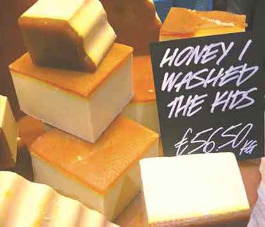 LUSHの石鹸の中で私が1番大好きな
みつばちマーチ🐝🍯
匂いが大好きで、使う度に癒されます。
これ使ってボディークリーム塗ると匂いが混ざるので、ボディークリームを塗りたくなぐらいです。笑
⭐️なのでも