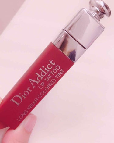 Dior アディクト リップテイント

写真じゃ伝わりにくいですが、
深みのあるレッドで秋冬にぴったり💁
重ねると色が濃くつきます！
濃いのが苦手な方は塗ったあと指でぼかすといいかとおもいます✨

ティ