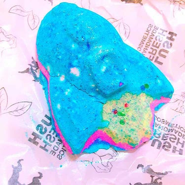 LUSH ロケットサイエンス(バスボム)

友達からの誕生日プレゼントで頂きました！

明日明後日と模試で、やる気と元気がほしくて今日使いました！笑笑

めっちゃ綺麗な青！ラメ！

ラメは他のバスボムの