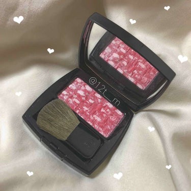 

CHANEL / チーク 110番


これはいつ購入したか忘れました…


赤いチーク、シルバーのラメに一目惚れして
タッチアップして頂き即購入しました☺︎♡


頬にシルバーのラメがキラキラして