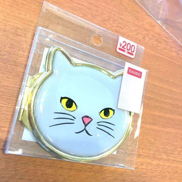 さっきダイソーに行ったら色々入荷してて、ふと猫シリーズの所見たら有りました!

めっちゃかわいいコンパクト鏡やん!笑
開けると、拡大鏡も付いていてめっちゃ便利です。
種類は２種類あって白バージョンも有り