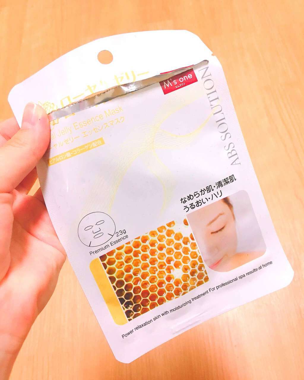 エムズワン
ローヤルゼリーエッセンスマスク❣️

前回投稿したアルブチンと同じシリーズで約100円で買えるとっても安い商品です！

取り出したときは少しヌルヌルしましたが、
パックを外した後、
手で馴染ませるとサラサラしっとりになりました！