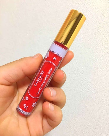 今日は、今日新しく買ってきたコスメを紹介します💄✨
キャンディラップリッチカラーの、アップルシェイクのカラーです！
このリップは、本当に、ラップを貼ったような、質感で、テクスチャーは、重くもなく、軽くも