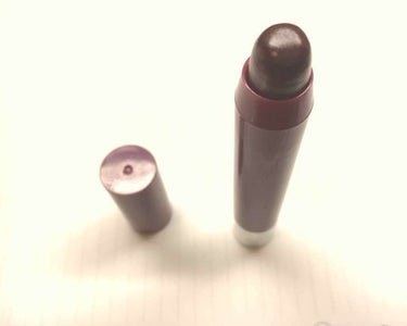 こちらは去年の冬頃購入しました💄
05番。ぶどうリップというやつです！
色持ちがとても良いです🙆
リップクリームなしでも潤いが少しあるため大丈夫ですよ😊
#レブロン #リップ