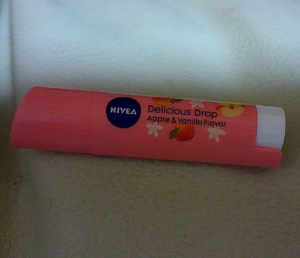 フレーバーリップ デリシャスドロップ アップルの香り〜バニラの香りのアクセント/ニベア/リップクリームを使ったクチコミ(1枚目)