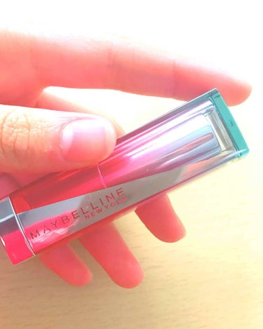 メイベリン リップフラッシュビッテンストロボPK02 フラミンゴレディ というカラーです💄
¥ 1400円

ひと塗りで簡単にグラデリップが作れます👍
上から順番にハイライトカラー、ブランドカラー、血色