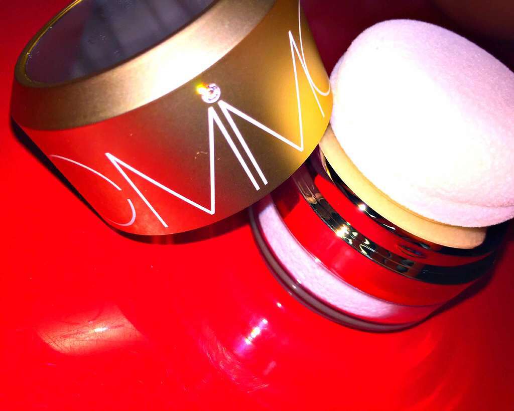 ナチュラルホワイトニング ミネラルパウダーサンスクリーン(ポンポンタイプ)/MiMC/日焼け止めパウダーを使ったクチコミ(1枚目)