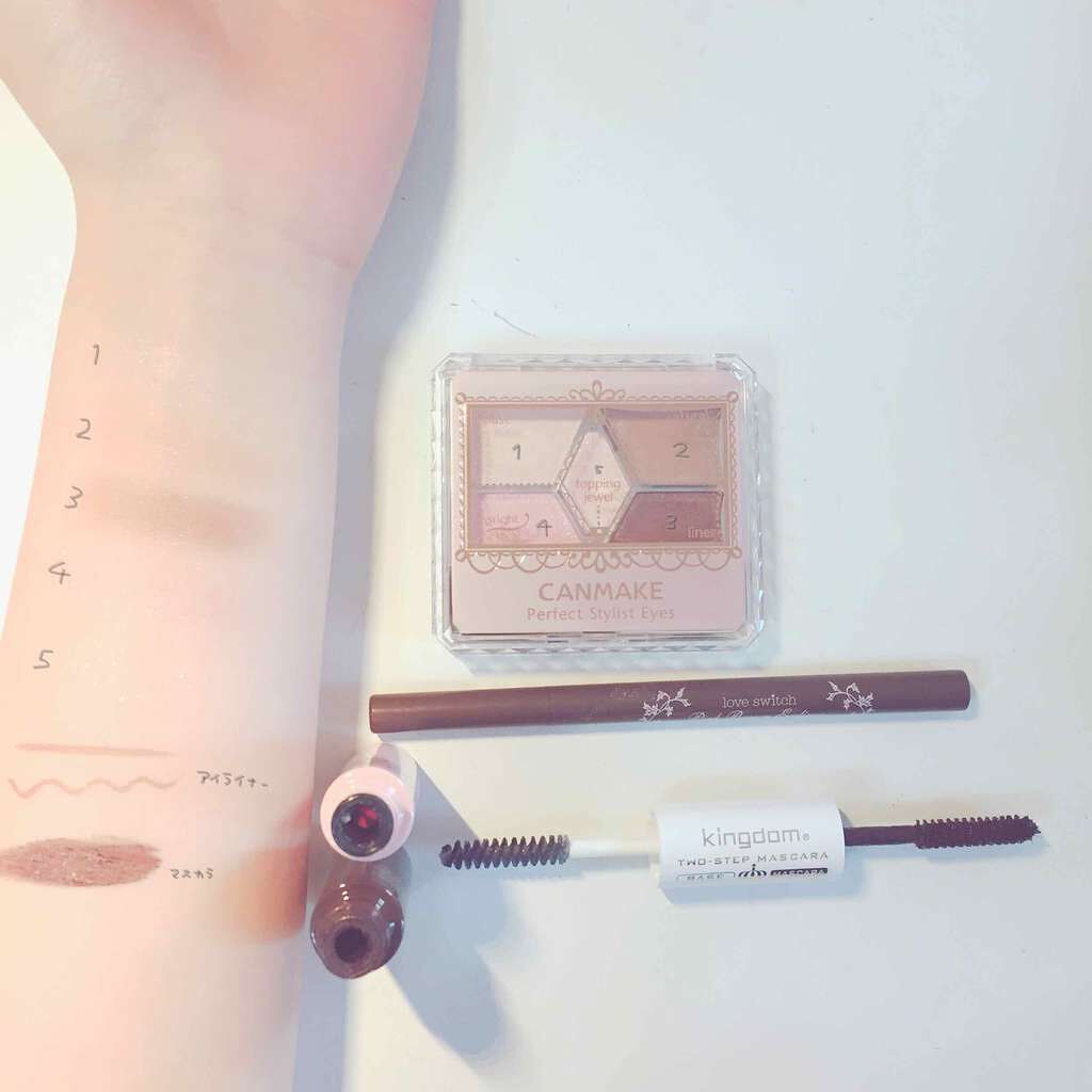 ラブスイッチ ピンクブラウン リキッドアイライナーのクチコミ「今回のメイク（四枚目参照）で使用したコスメを紹介します✊🏼🎶

♡ アイシャドウ ♡
キャンメ.....」（2枚目）