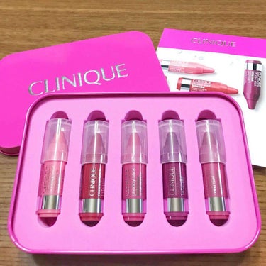 
【 CLINIQUE 】クリスマスコフレ2017

🎁クリスマスコフレ第1弾🎁
10/27発売 
CLINIQUEのチアーズ トゥー チャビーです！
私も大好きなクレヨンタイプで人気の
チャビー リッ