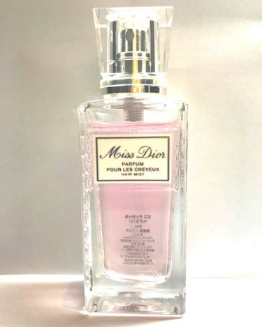 
☆Dior☆
ミス ディオール ヘアミスト 30mL

薄いピンク色で見た目もとてもかわいいです😍

少しつけるだけでフローラルな香りが長持ちします🙆🏻

10㎝×3.5㎝なので持ち運びも便利です！
