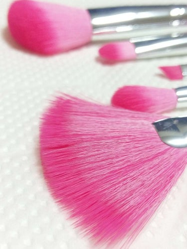 My little pony Brush Set
colourpop

カラーポップのマイリトルポニーコラボ❤
ハンドルの短い、携帯用のブラシセットです！
アイシャドウ用はコシが強めな感じなので、コンシ